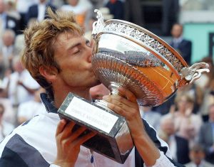 Juan Carlos Ferrero festeja a conquista de Roland Garros, em 2003